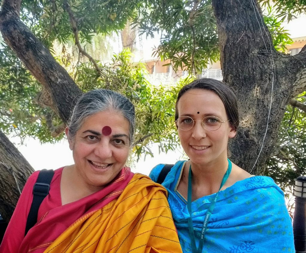 Sonho realizado. Ao lado de Vandana Shiva: Física, Ecofeminista e Ativista Ambiental. Uma das Líderes e membro da Diretoria do Fórum Internacional sobre Globalização. Thrissur - India, 2017